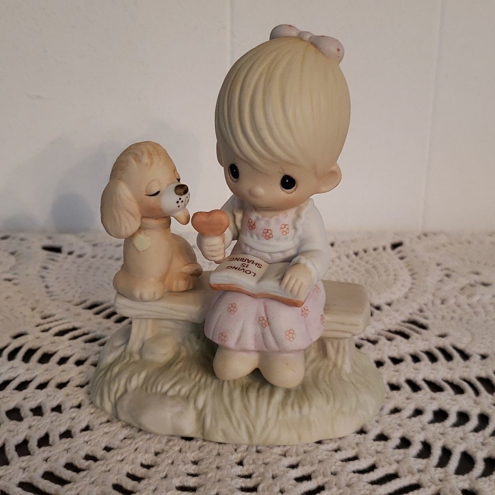 Vintage Enesco Precious Moments "Loving is Sharing" Porcelain Figurine - 1979 - Picture 1 of 6